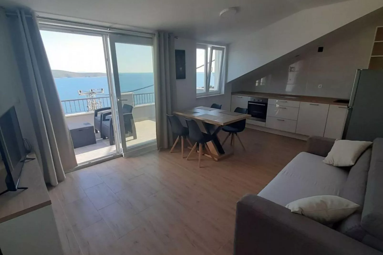 Apartments Dobrila - Superior Two Bedroom Apartment with Terrace and sea view - B2-Binnen