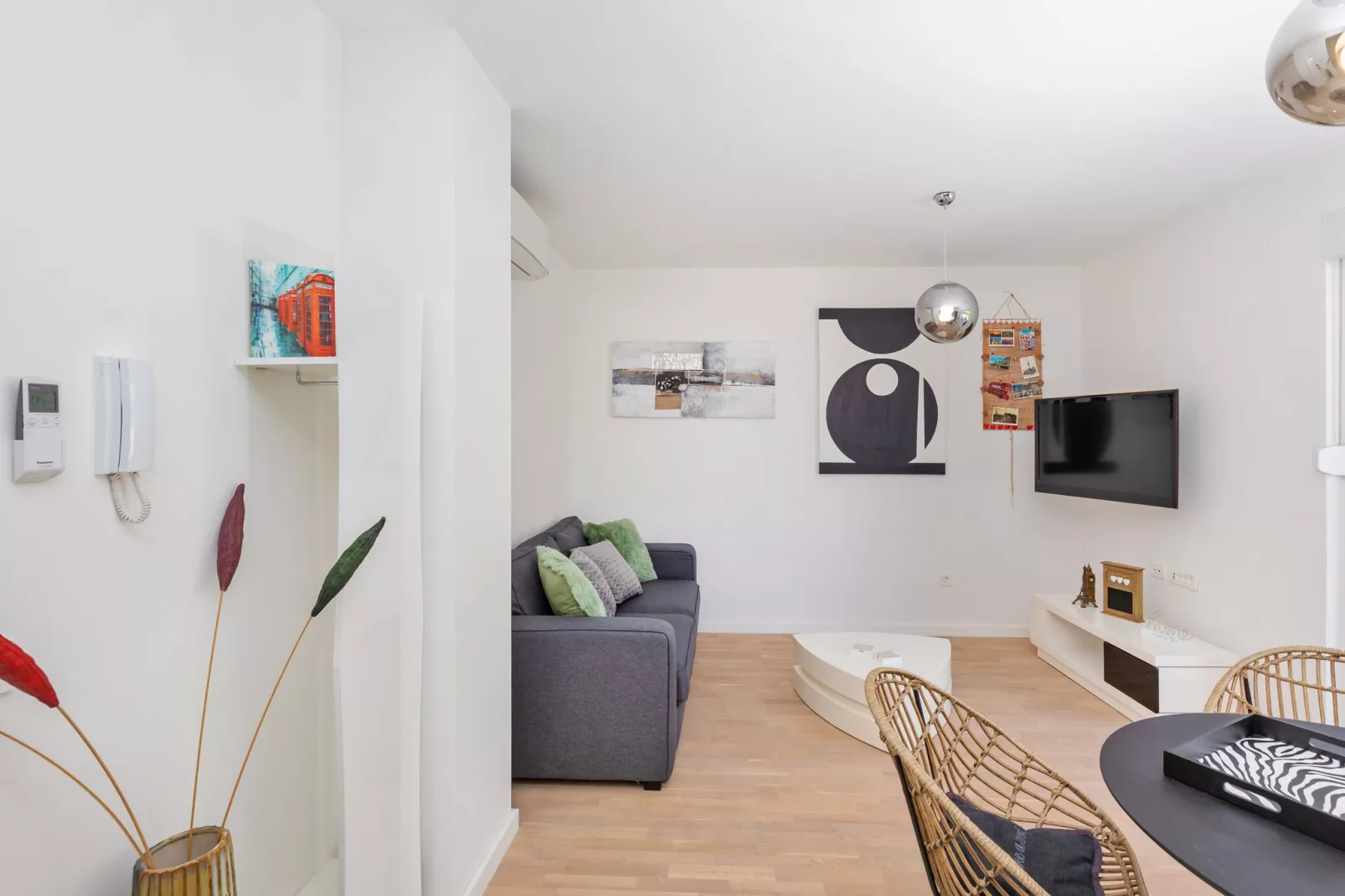 Apartment Life Plus-Two Bedroom Apartment with Terrace-Woonkamer