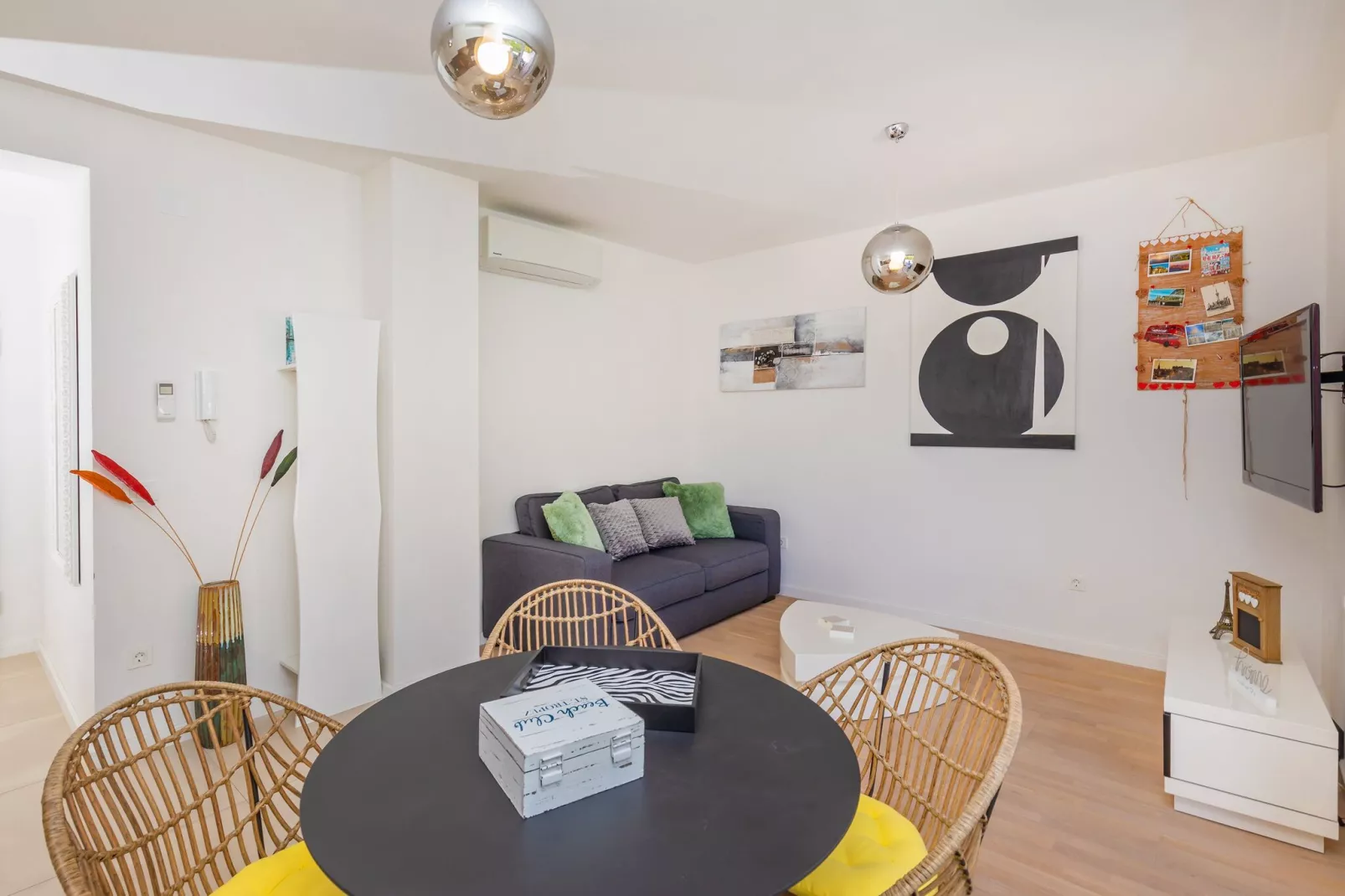 Apartment Life Plus-Two Bedroom Apartment with Terrace-Eetkamer