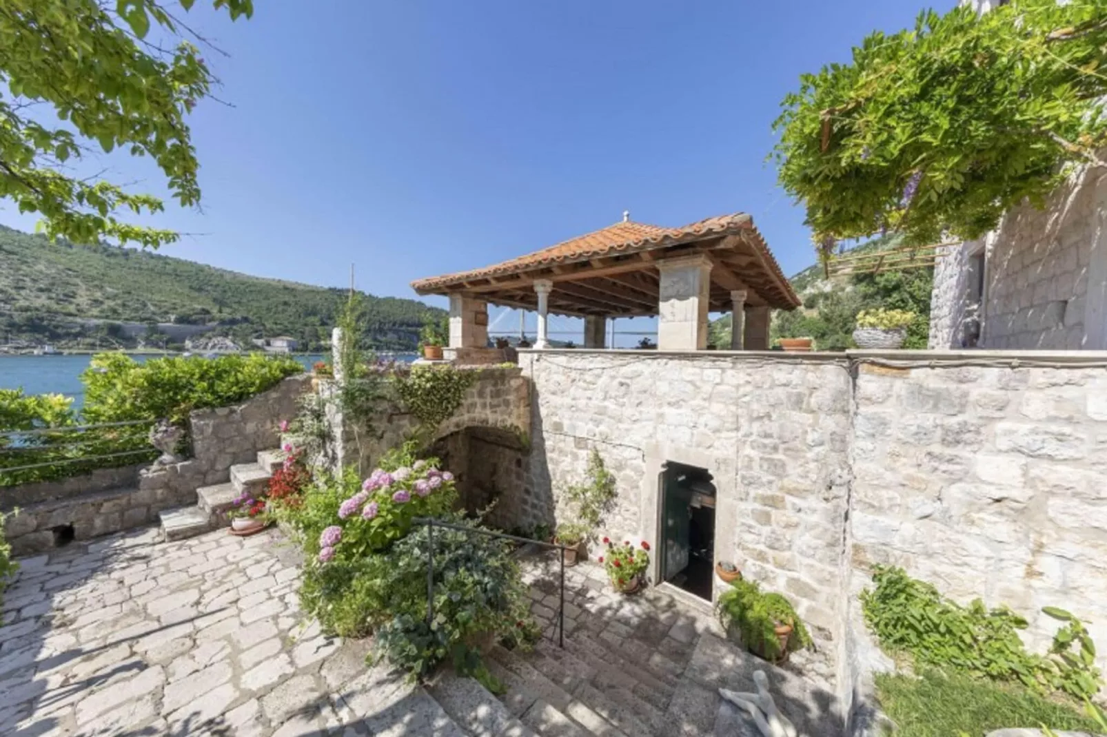 Villa Gradi-Five Bedroom Villa with outdoor Pool