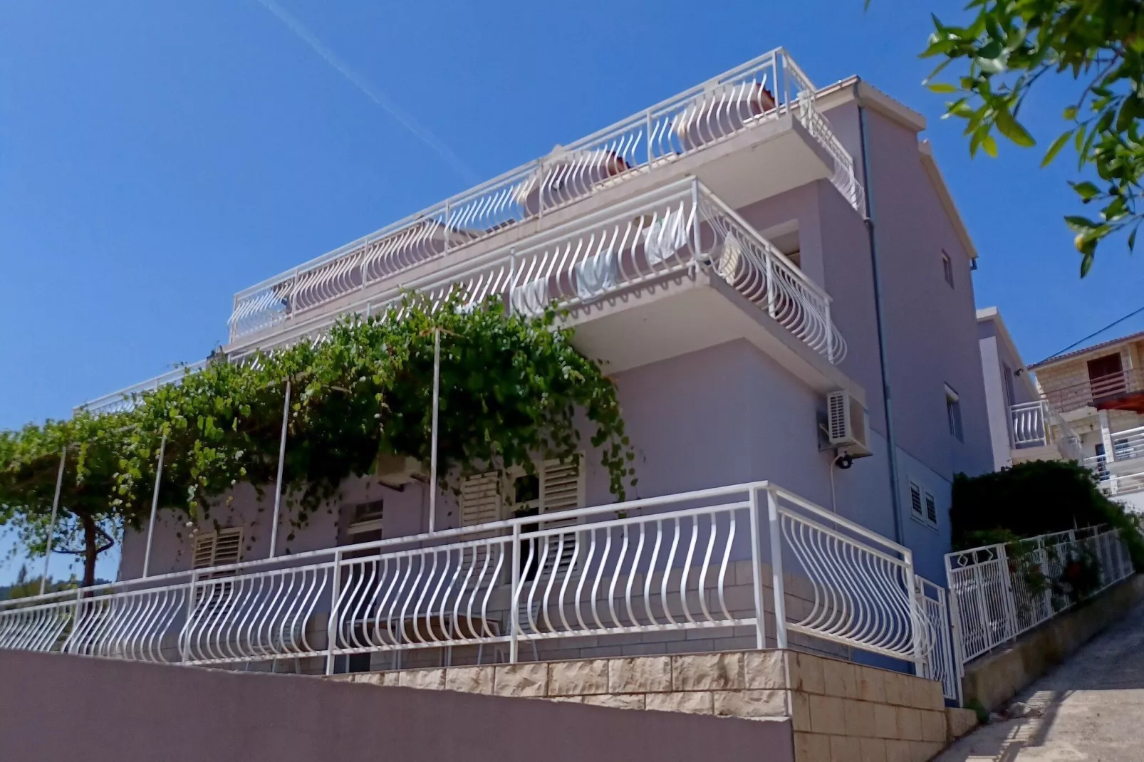 Bertie's Lodge - Standard Two Bedroom Apartment with Balcony and Sea view(A0)-Buitenlucht