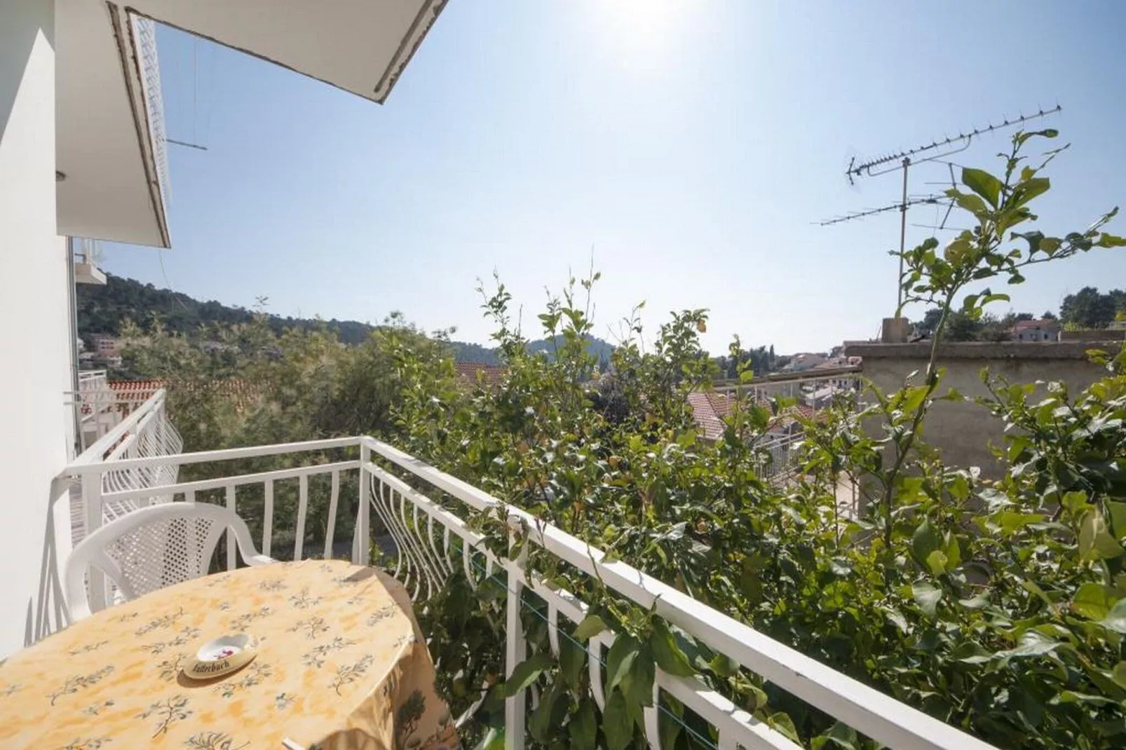 Bertie's Lodge - Comfort One Bedroom Apartment with Balcony and Sea View(A3)-Terrasbalkon