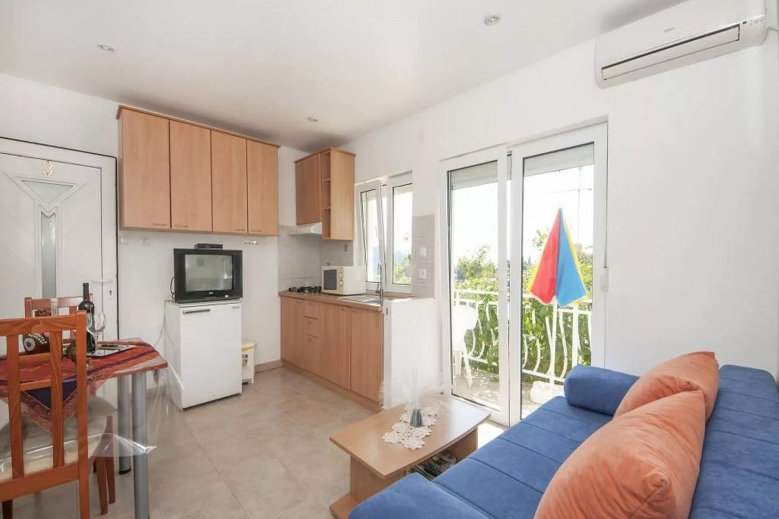 Bertie's Lodge - Comfort One Bedroom Apartment with Balcony and Sea View(A3)-Binnen