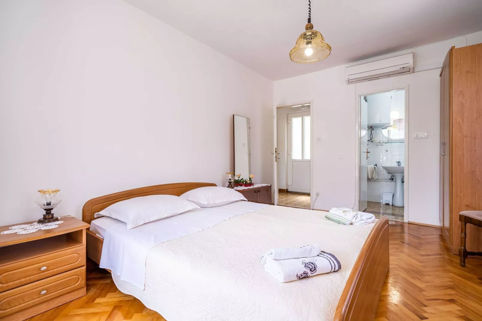 Apartments Zarac - One Bedroom Apartment with Balcony and Sea View (Milanka)-Slaapkamer