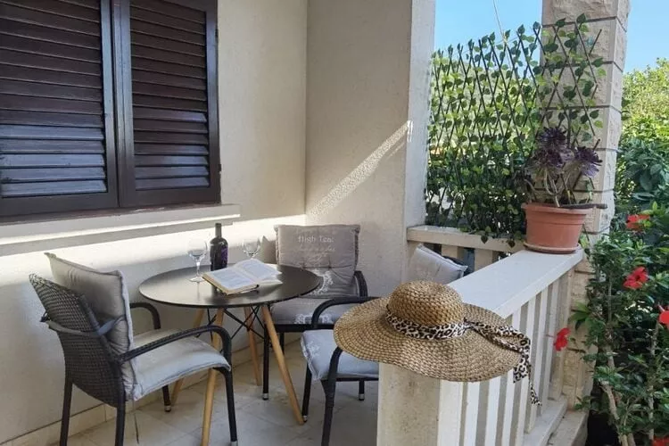 Apartment Tina - One Bedroom Apartment with Terrace-Terras