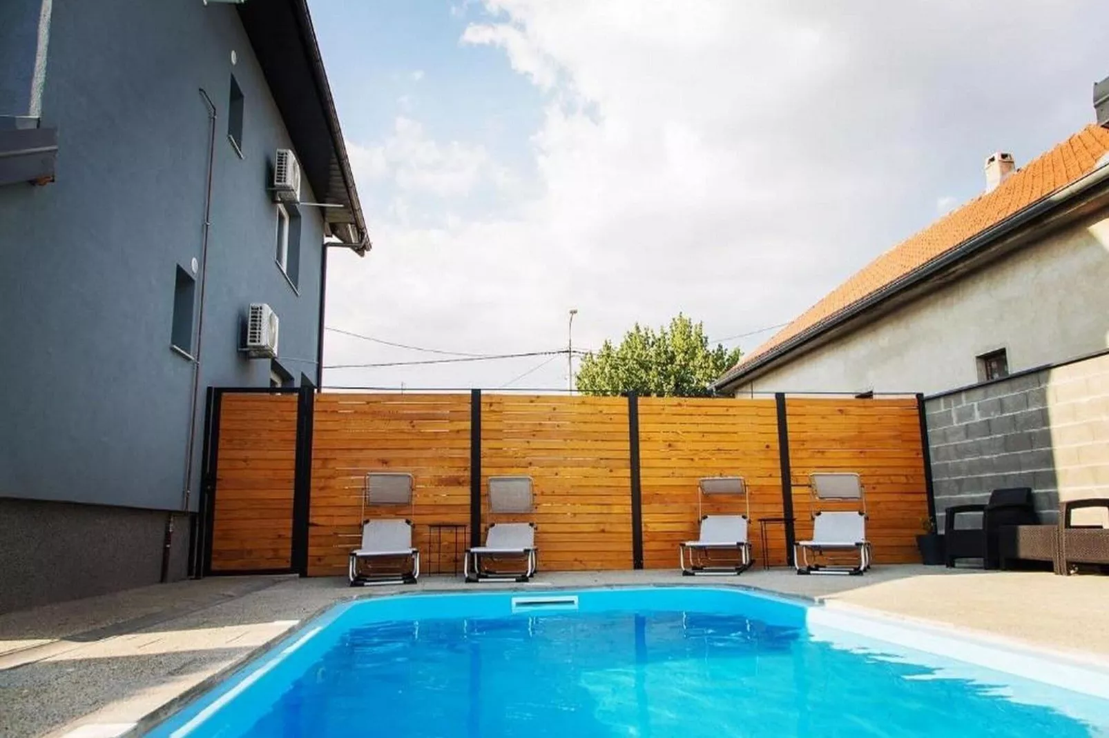 Holiday Home Thesaurum - Four Bedroom Holiday Home with Swimming Pool-Zwembad