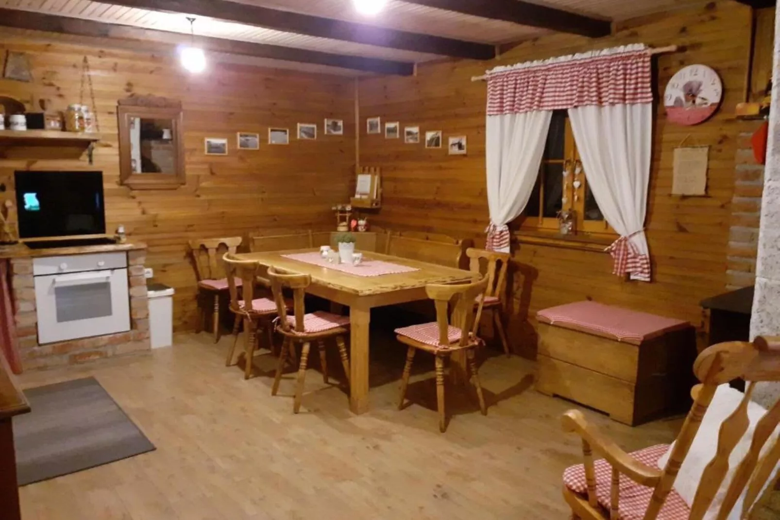 Stara Hiža Vlašić - Duplex one bedroom Chalet with Private Garden-Eetkamer