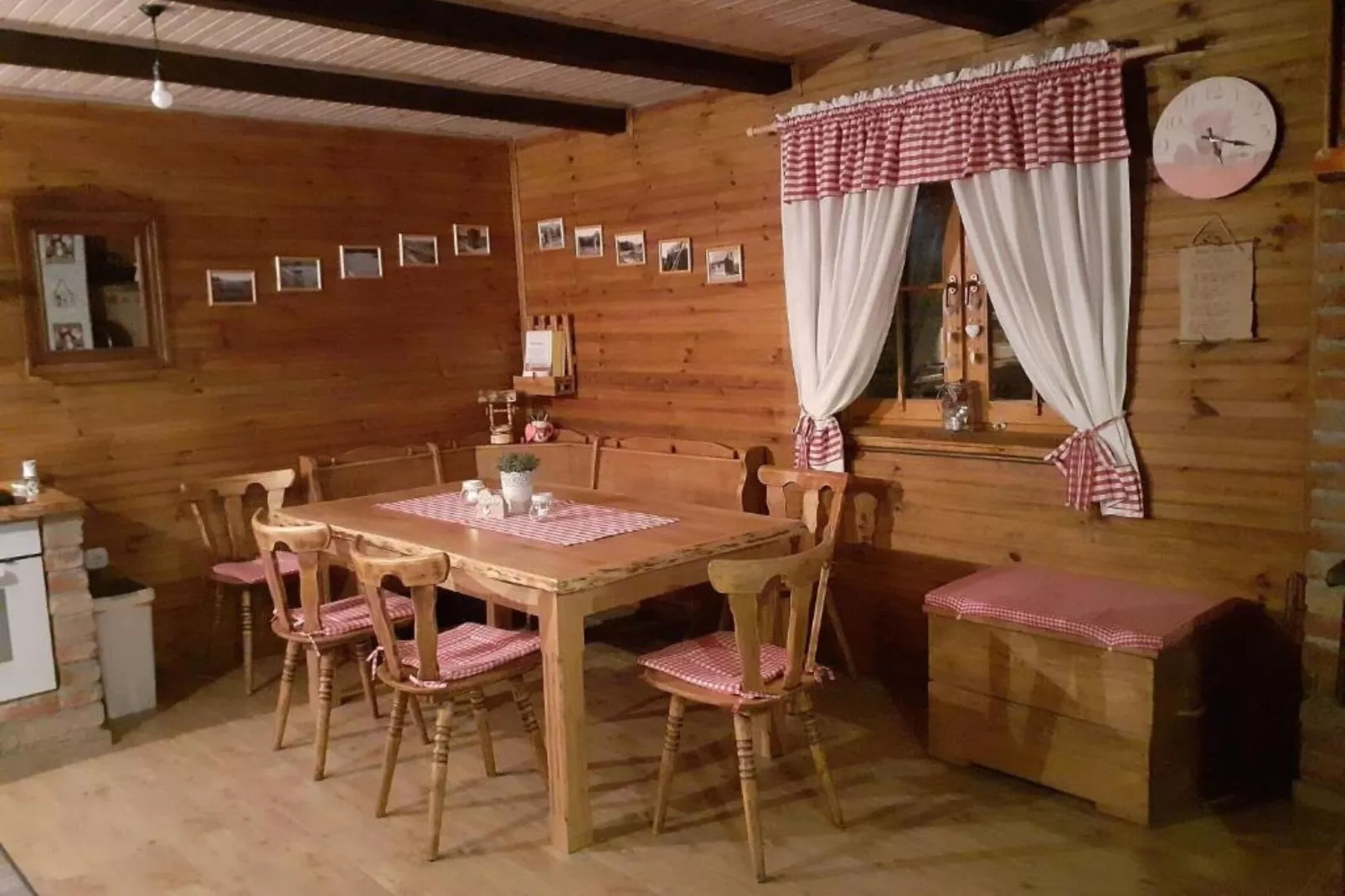 Stara Hiža Vlašić - Duplex one bedroom Chalet with Private Garden-Eetkamer