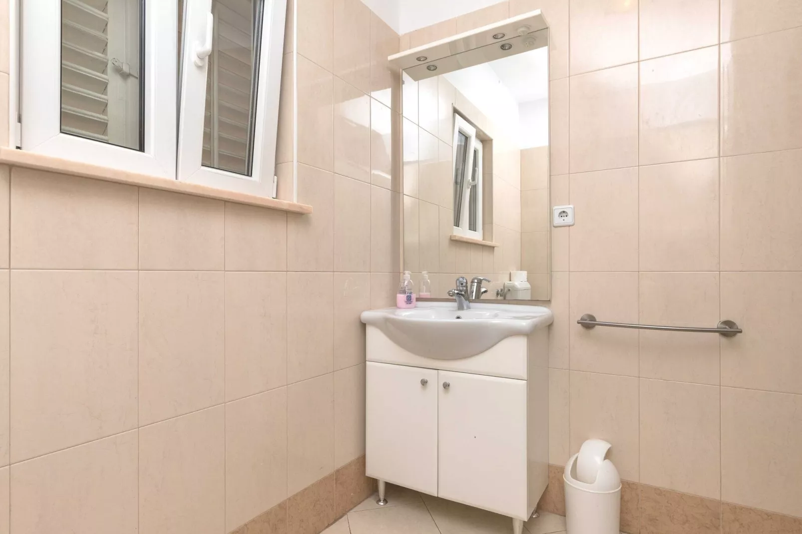 House Apartments Ariva - Studio Apartment with Balcony (3 Adults)  - A1-Badkamer