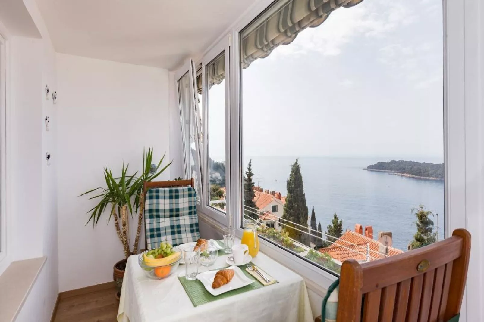 Apartment Precious View - One Bedroom Apartment with Sea View and City View-Terrasbalkon