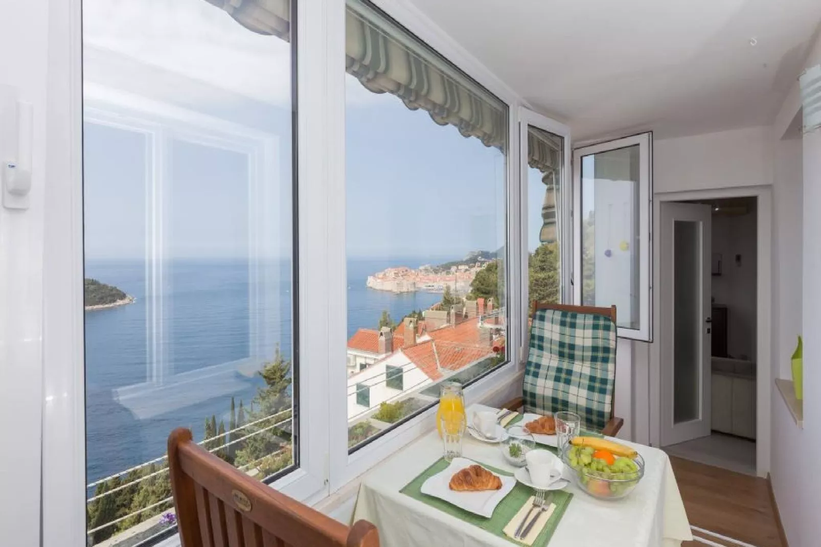 Apartment Precious View - One Bedroom Apartment with Sea View and City View-Terrasbalkon