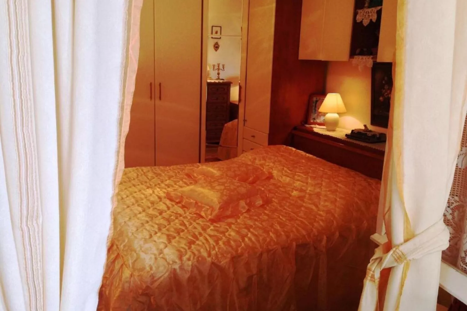 Guest House Ruza -  Double Room with Shared Bathroom-Slaapkamer