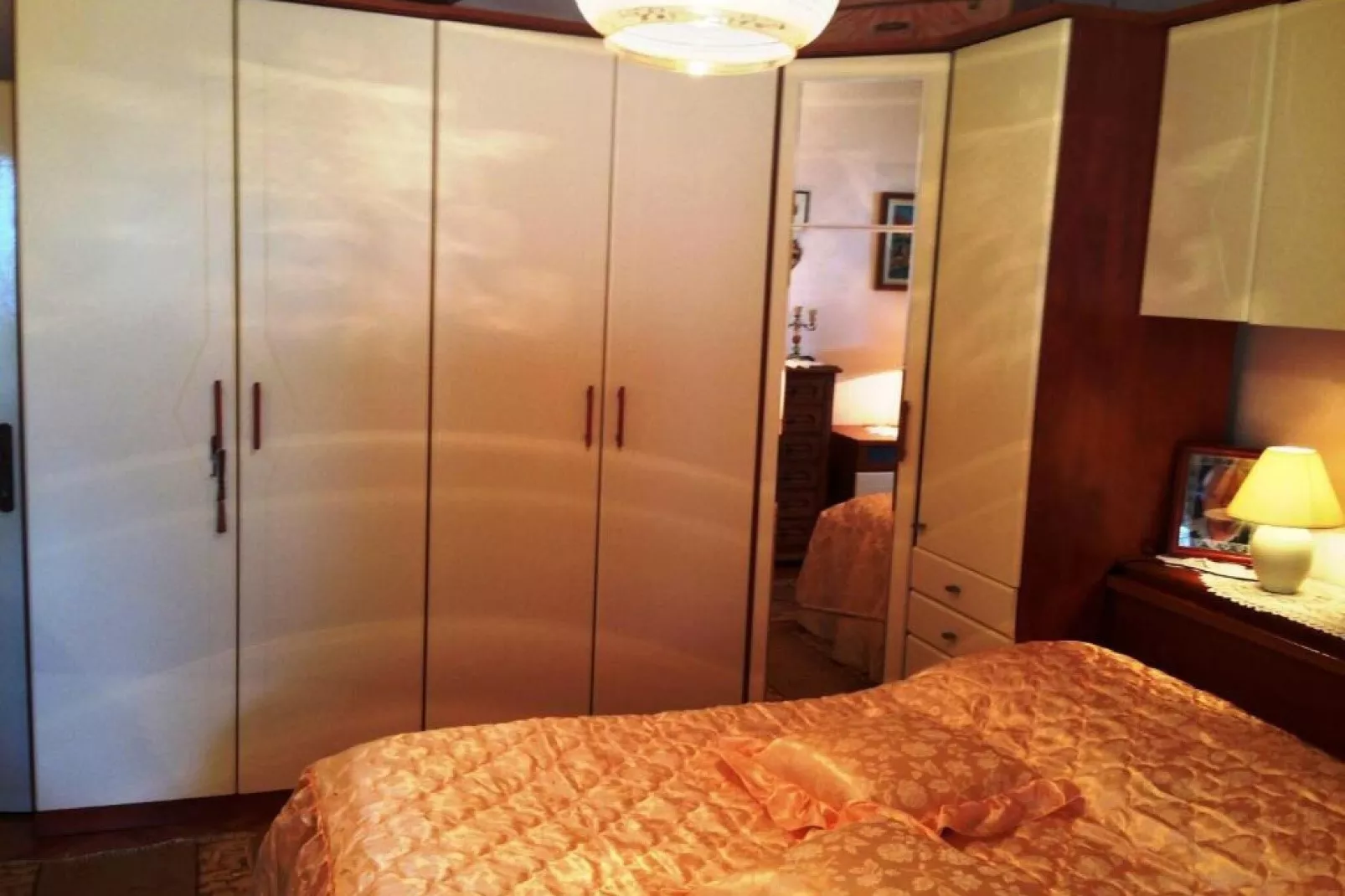 Guest House Ruza -  Double Room with Shared Bathroom-Slaapkamer