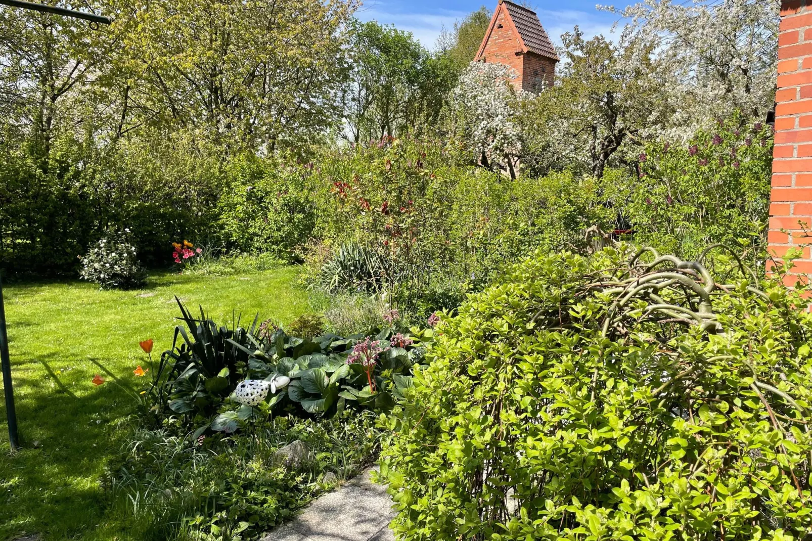 Schoene Wohnung im reetgedachten Bauernhaus-Tuinen zomer