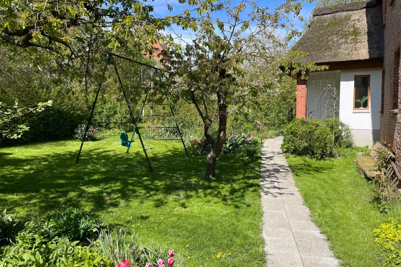 Schoene Wohnung im reetgedachten Bauernhaus-Tuinen zomer