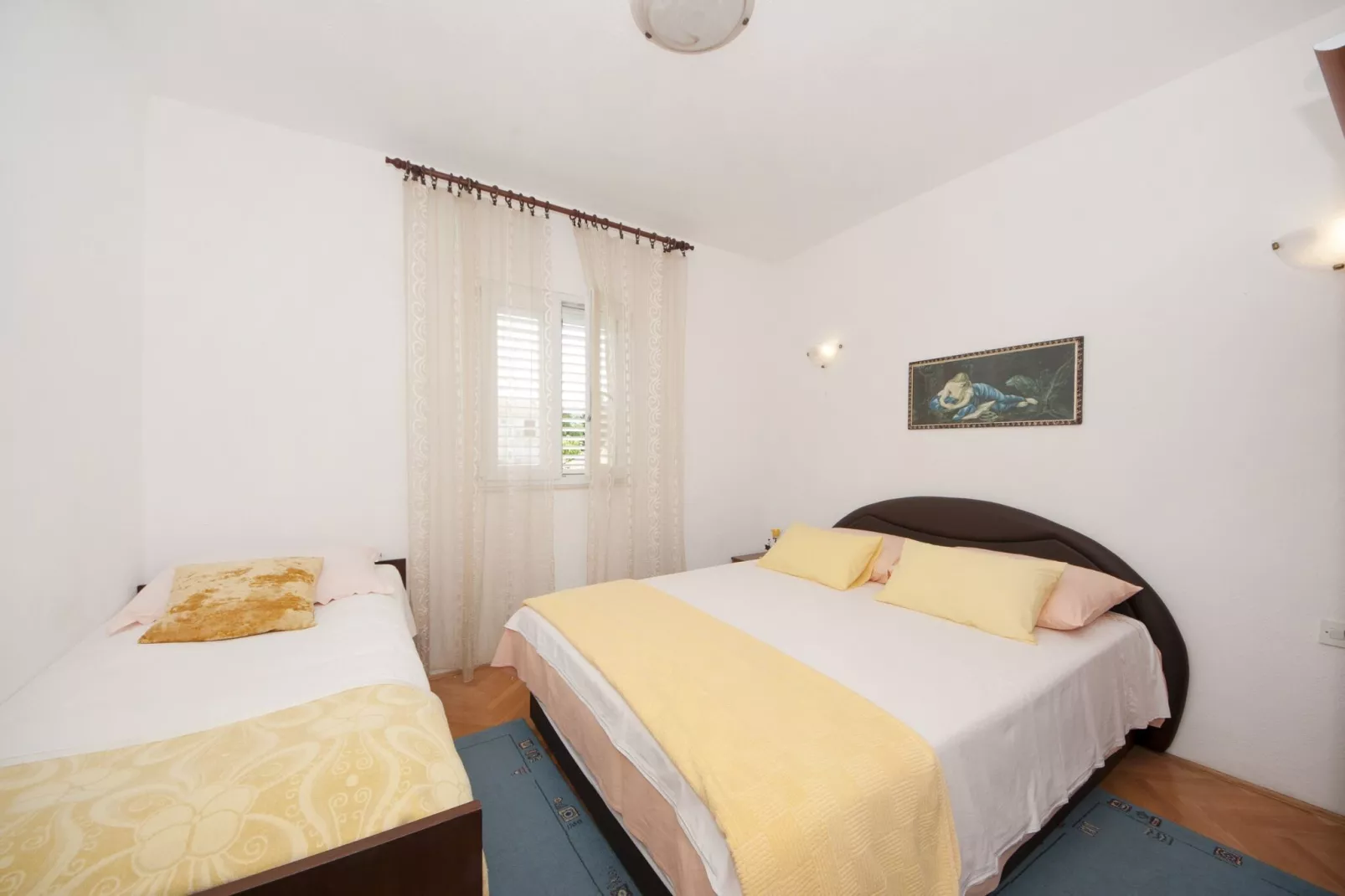 Apartments Fortuna - Comfort One Bedroom Apartment with Balcony (Yellow)