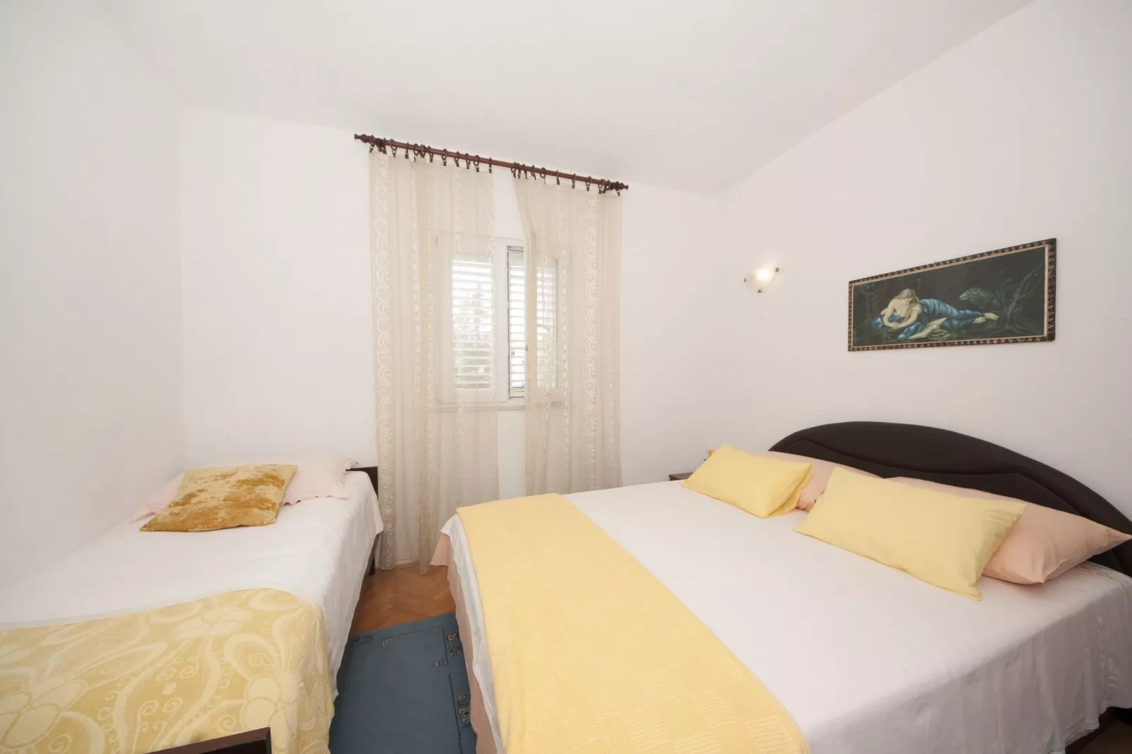 Apartments Fortuna - Comfort One Bedroom Apartment with Balcony (Yellow)-Slaapkamer