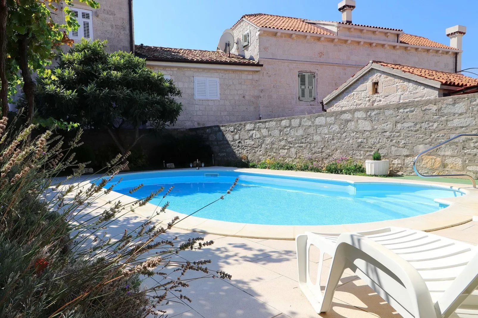 Villa Captain’s Home - Four Bedroom Holiday Home with Terrace and Swimming Pool-Zwembad