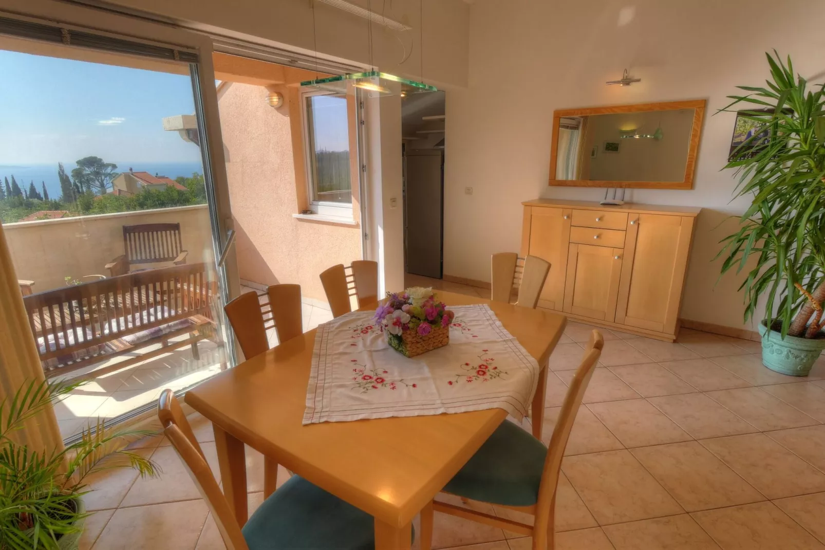 Apartment Villa Molina - One-Bedroom Apartment with Terrace and Sea View-Eetkamer