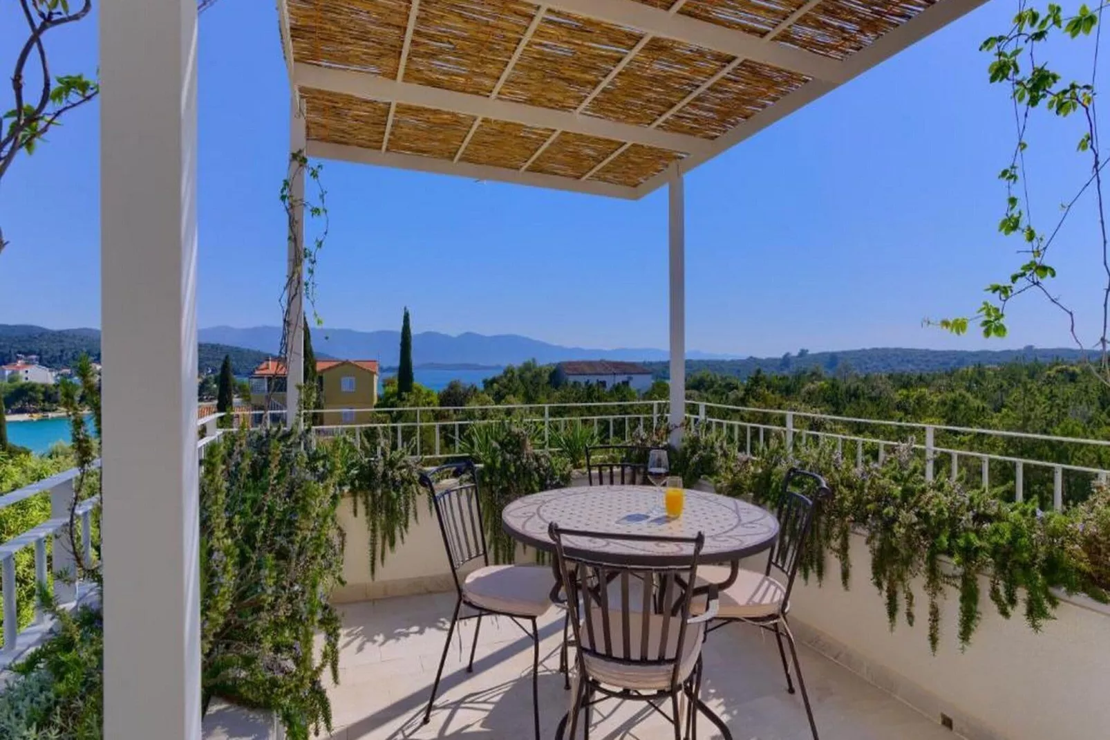 Villa Vera -Three Bedroom Villa with Swimming pool-Terrasbalkon