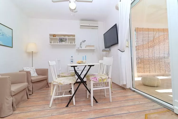 Apartments Mediterranean House - Two Bedroom Apartment with Terrace and Sea View