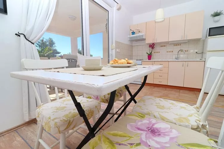 Apartments Mediterranean House - Two Bedroom Apartment with Terrace and Sea View-Eetkamer