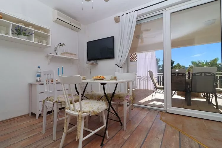 Apartments Mediterranean House - Two Bedroom Apartment with Terrace and Sea View-Eetkamer