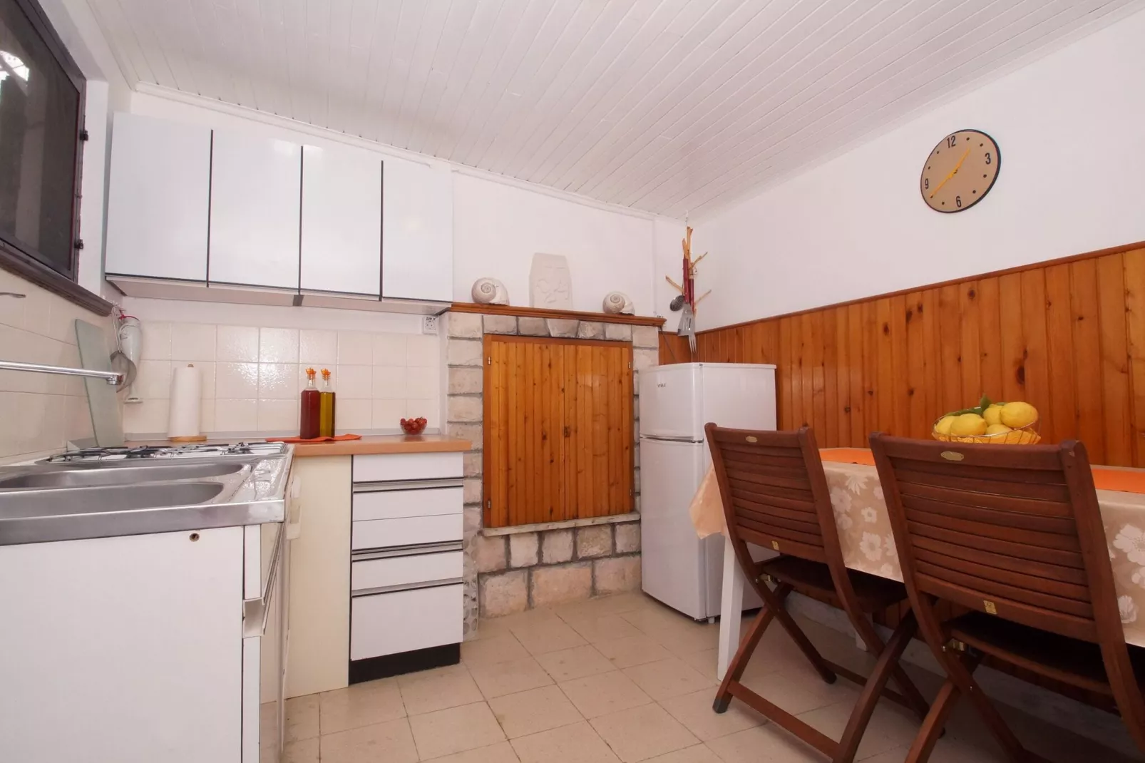 Vacation House Planika - Two Bedroom Holiday Home with Terrace and Sea View-Keuken