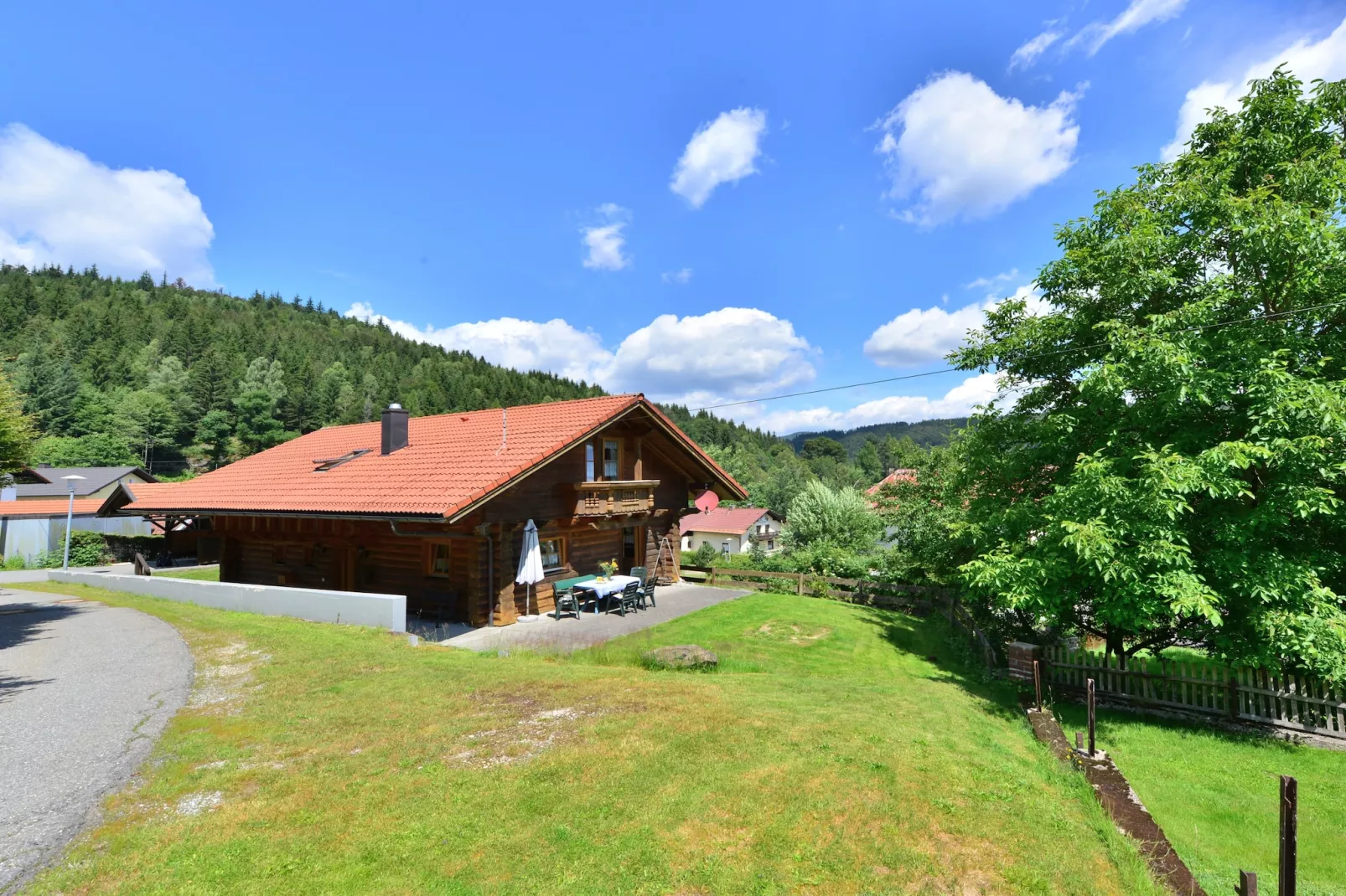 Schönes Holzhaus Arberblick-Tuinen zomer