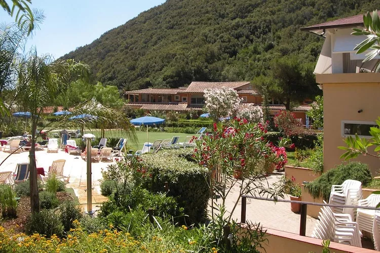 Holiday resort TH Ortano Mare Village & Residence Rio Marina-Bilo 4-Le Ville -piano terra-Buitenkant zomer