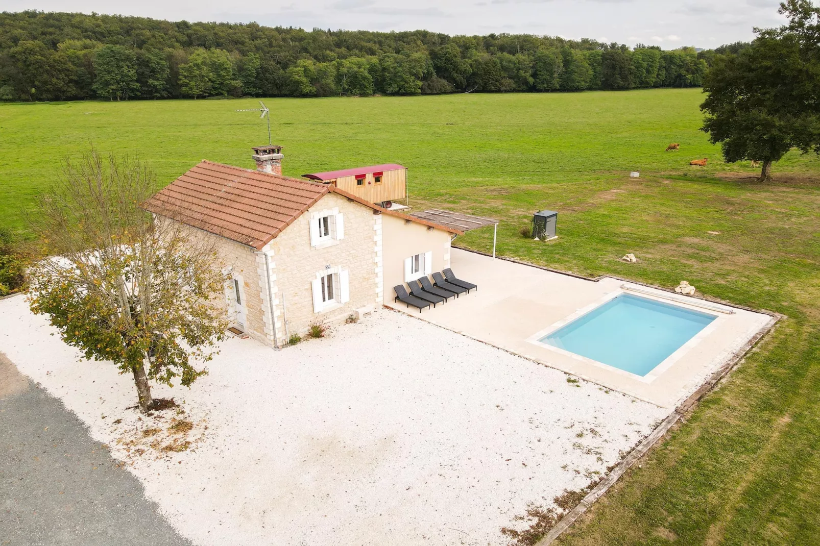 Maison typique et roulotte vue sur le château d'Hautefort-Buitenkant zomer