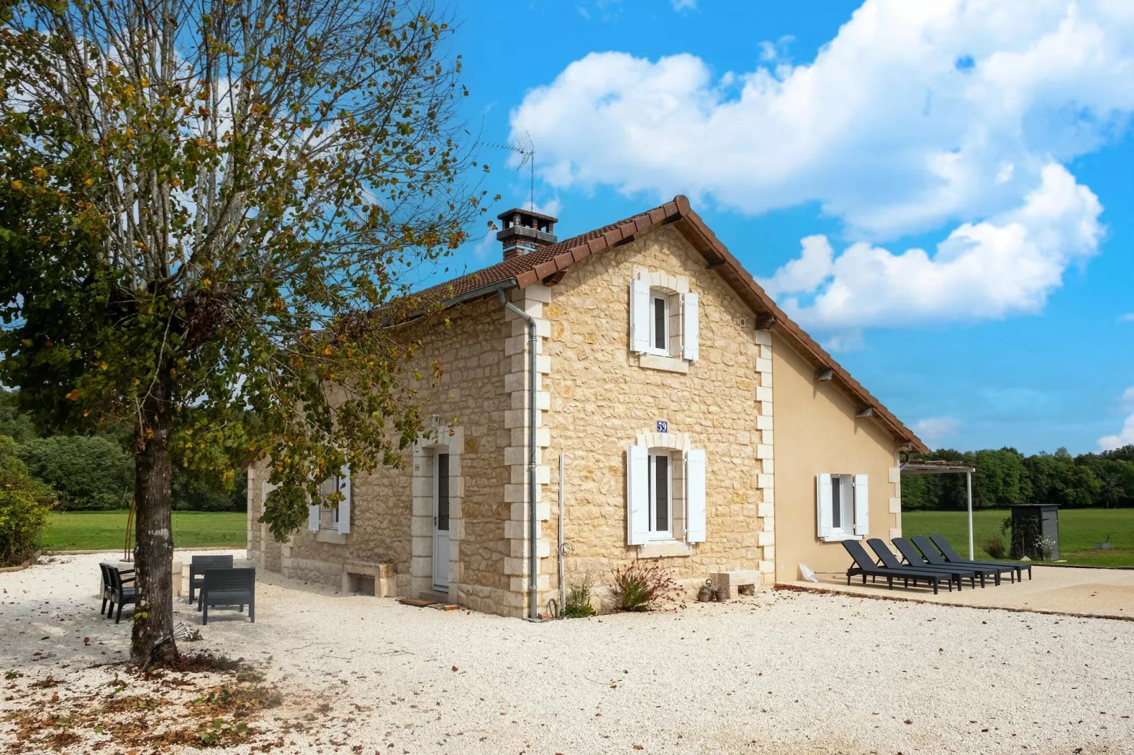 Maison typique et roulotte vue sur le château d'Hautefort-Buitenkant zomer