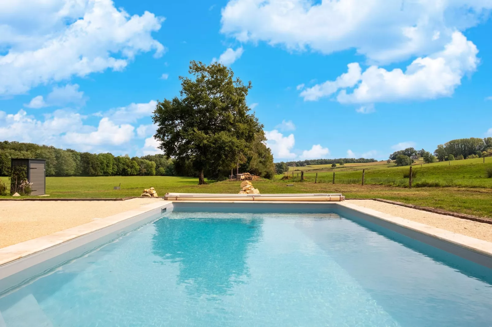 Maison typique et roulotte vue sur le château d'Hautefort-Zwembad