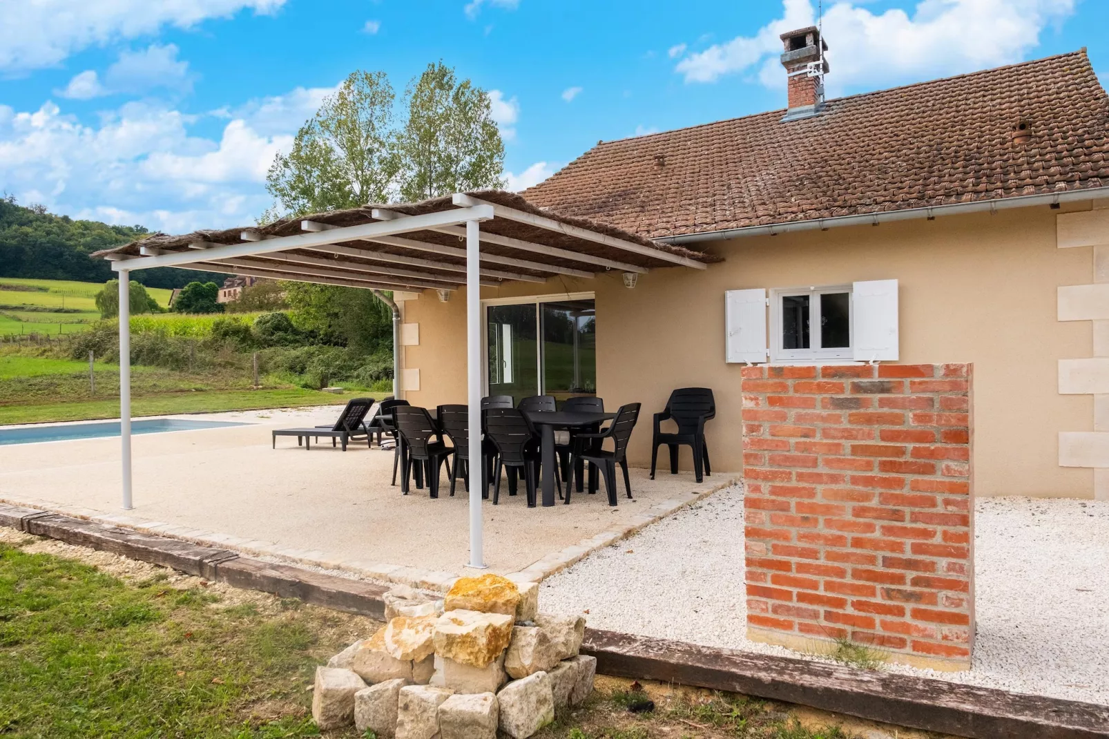 Maison typique et roulotte vue sur le château d'Hautefort-Terrasbalkon