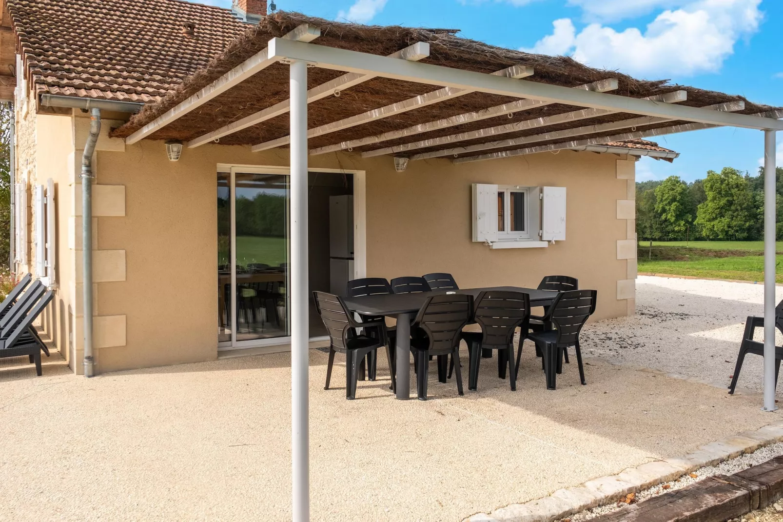 Maison typique et roulotte vue sur le château d'Hautefort-Terrasbalkon