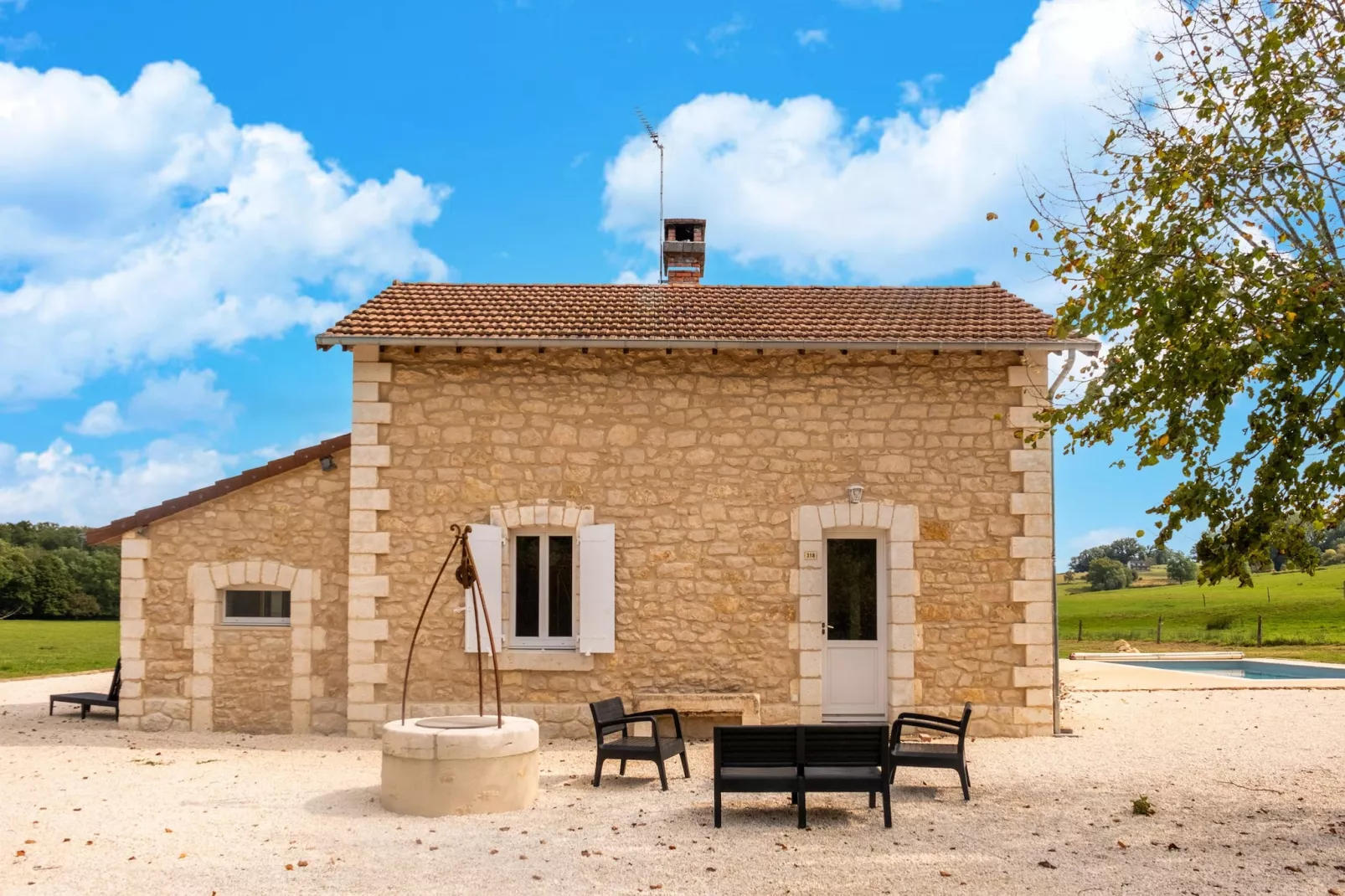 Maison typique et roulotte vue sur le château d'Hautefort-Tuinen zomer