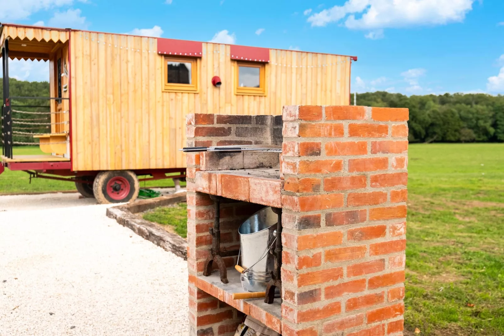 Maison typique et roulotte vue sur le château d'Hautefort-Faciliteiten