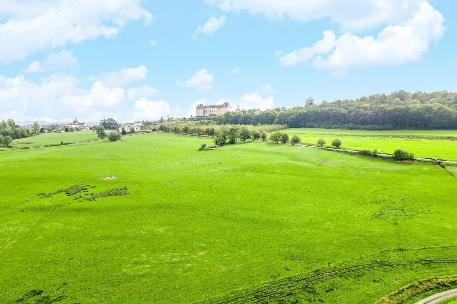 Maison typique et roulotte vue sur le château d'Hautefort-Uitzicht zomer