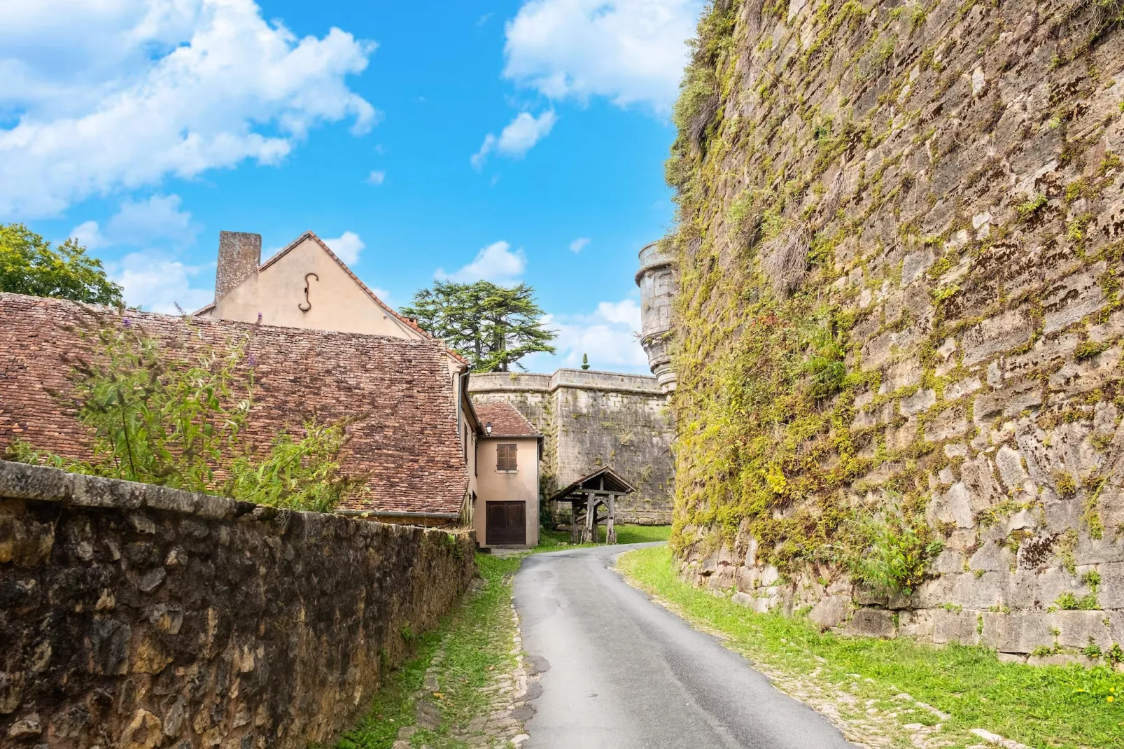 Maison typique et roulotte vue sur le château d'Hautefort-Gebieden zomer 1km