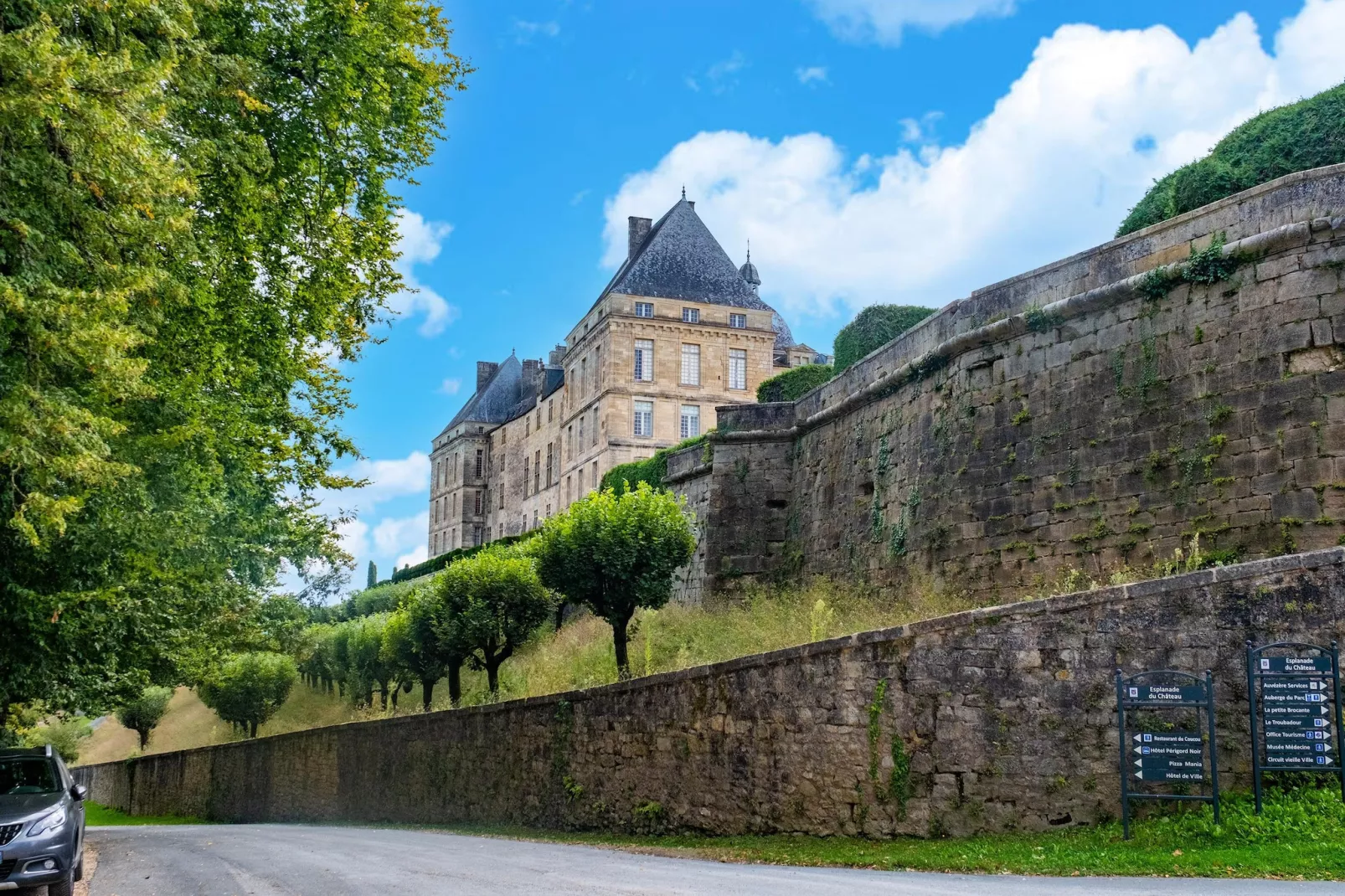 Maison typique et roulotte vue sur le château d'Hautefort-Gebieden zomer 5km