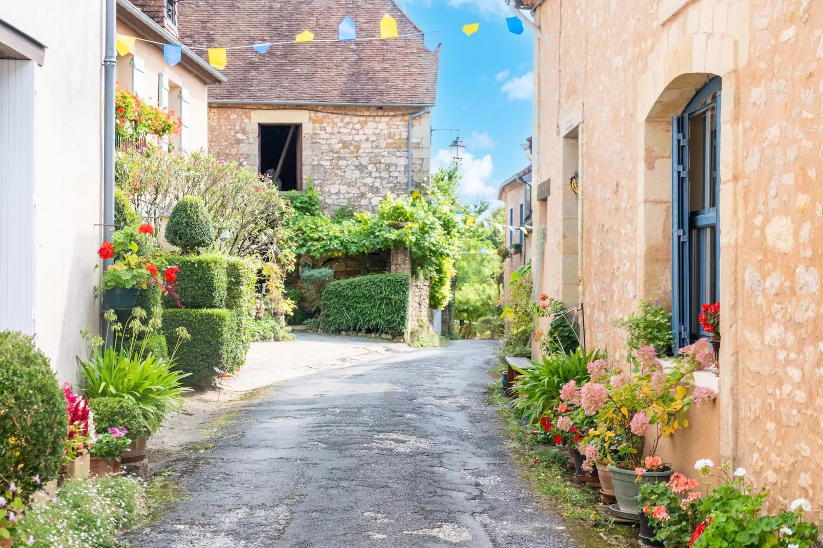 Maison typique et roulotte vue sur le château d'Hautefort-Gebieden zomer 20km