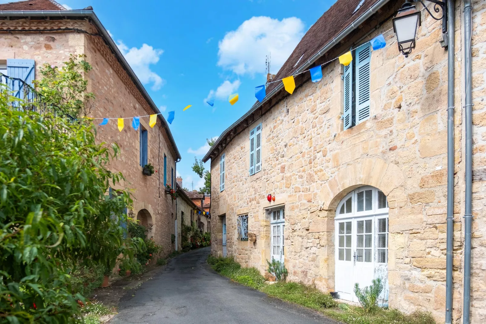 Maison typique et roulotte vue sur le château d'Hautefort-Gebieden zomer 20km