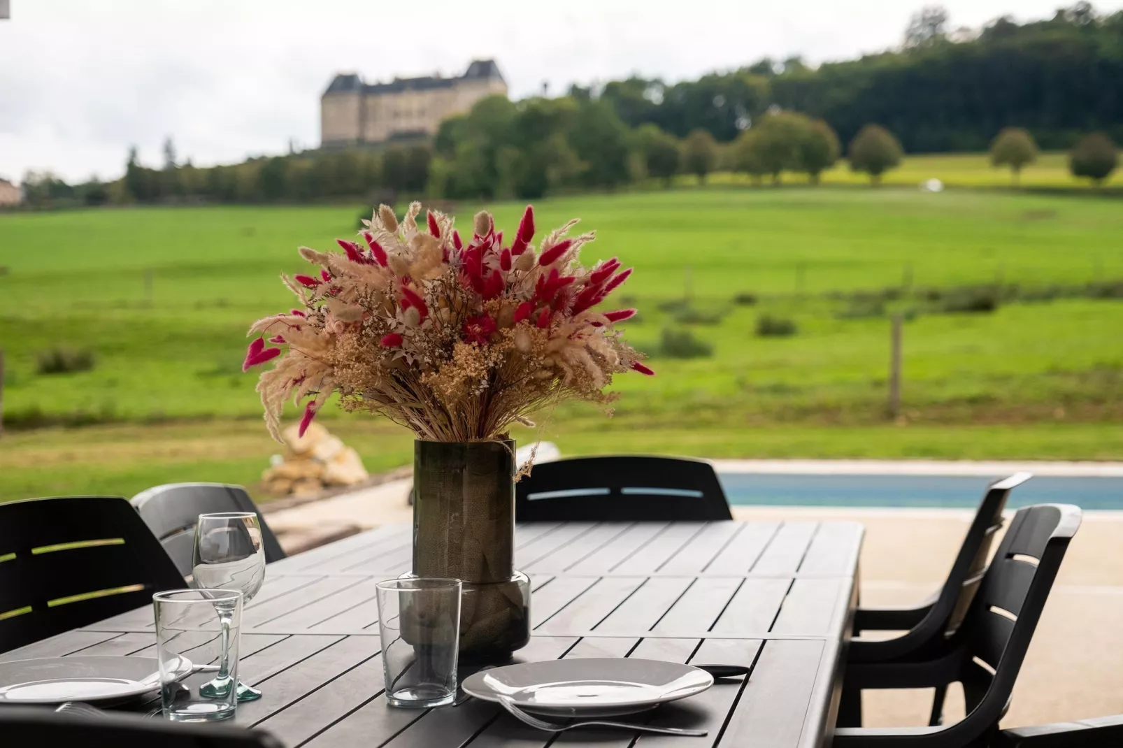 Maison typique et roulotte vue sur le château d'Hautefort-Sfeer