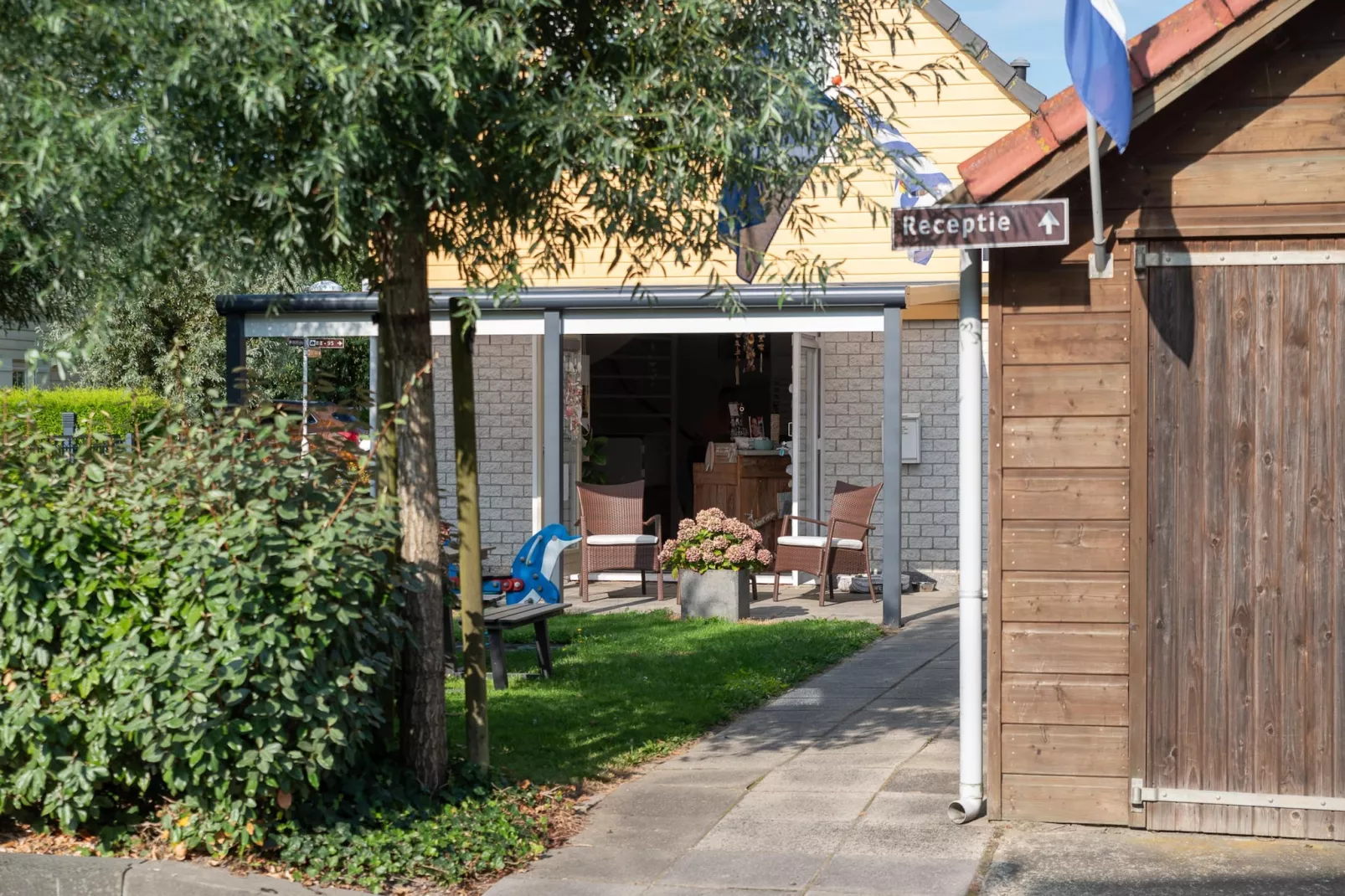 Villapark De Oesterbaai 10-Tuinen zomer