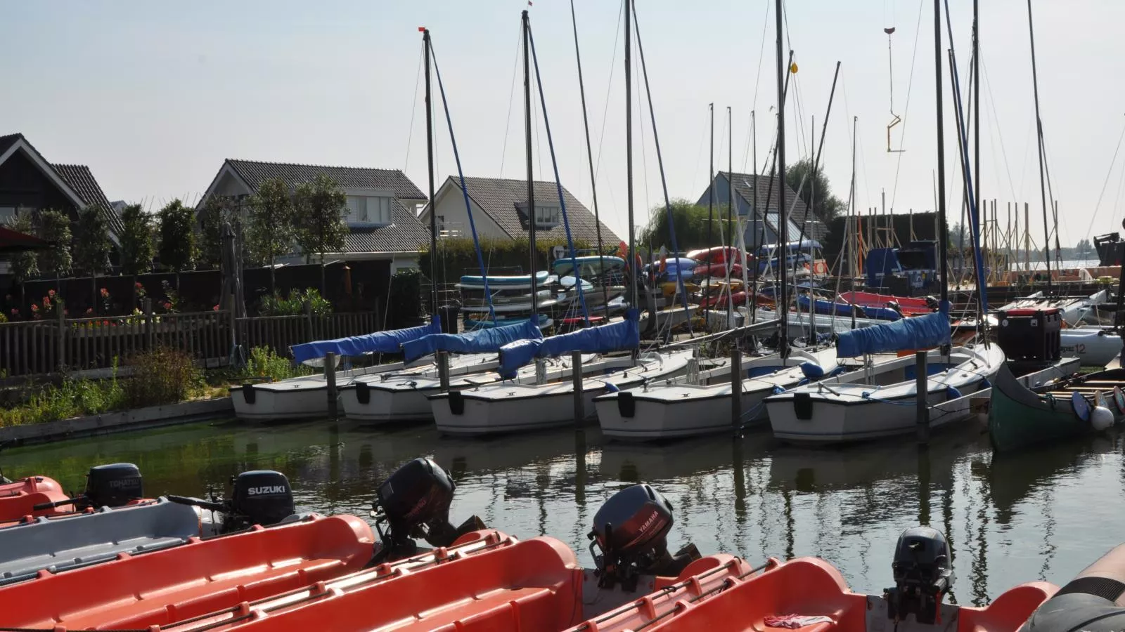 De Kaag Watersport Groepsaccommodatie - 80 pers-Uitzicht zomer