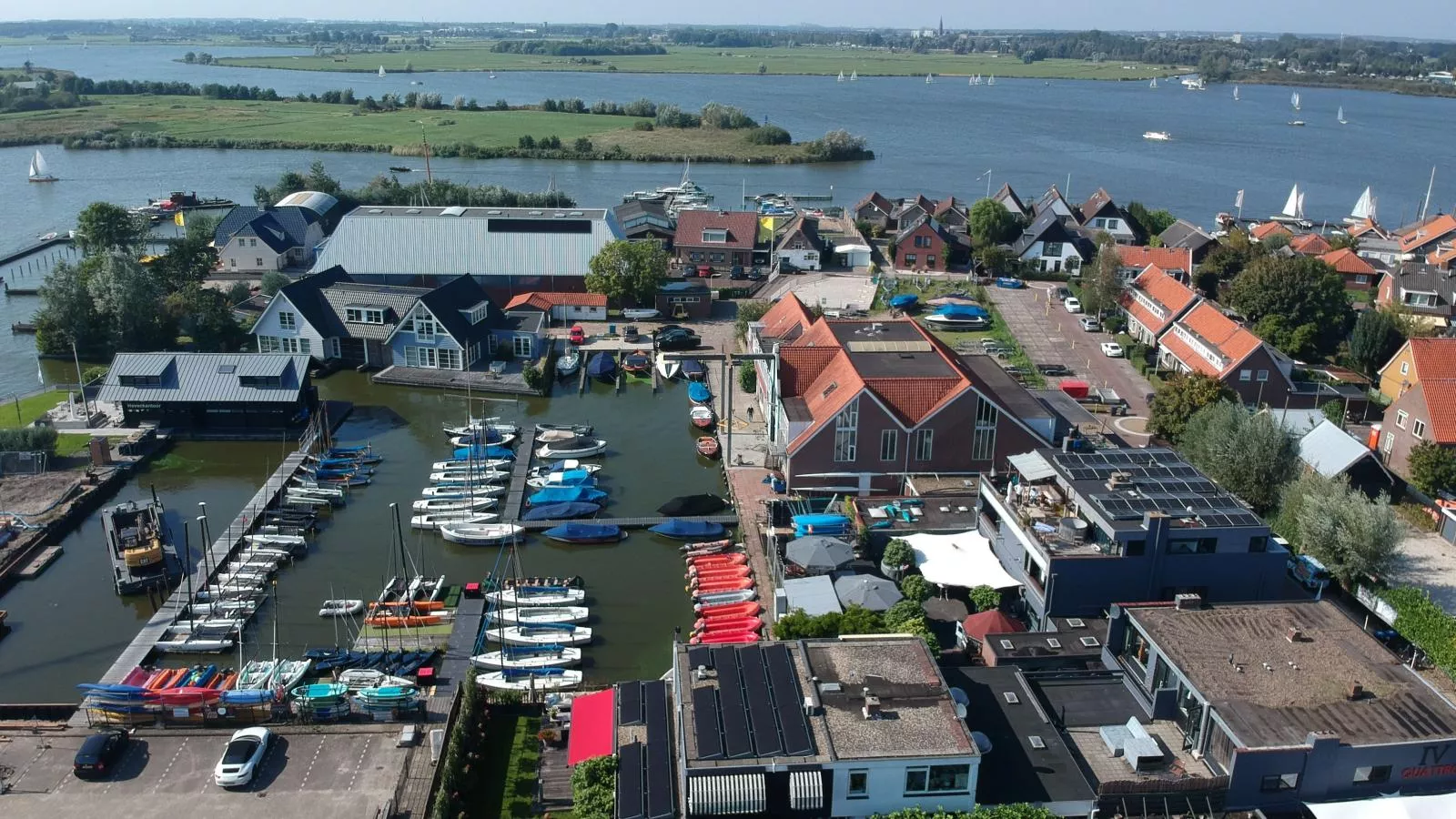 De Kaag Watersport Groepsaccommodatie - 80 pers-Uitzicht zomer