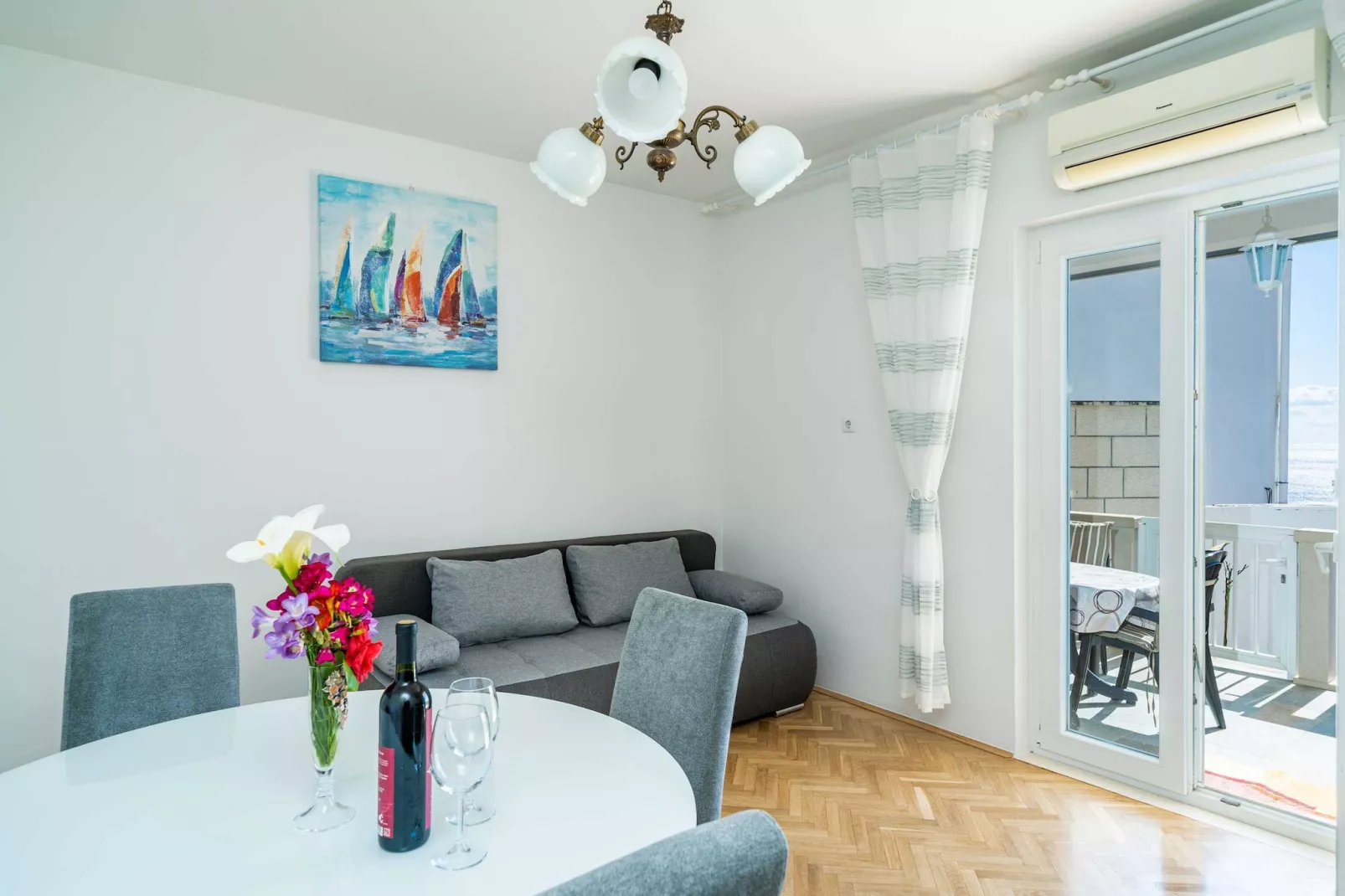 Apartment Debos - One-Bedroom Apartment with Balcony and Sea View-Woonkamer