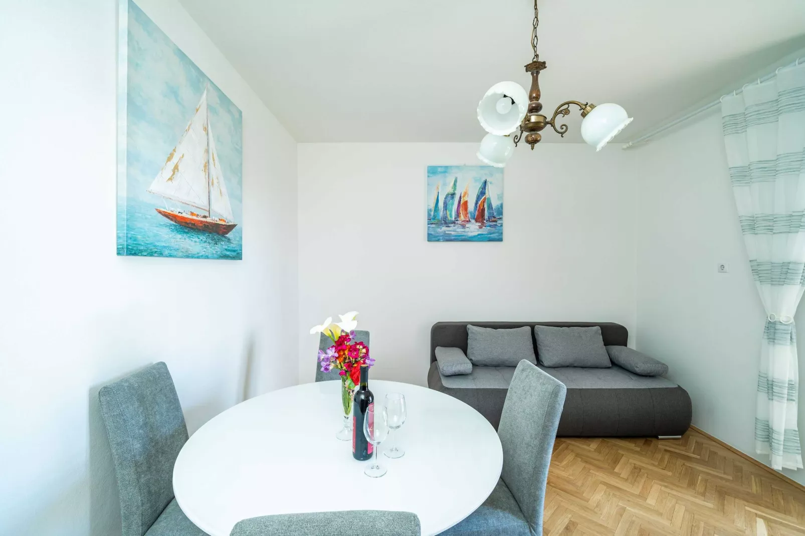 Apartment Debos - One-Bedroom Apartment with Balcony and Sea View-Woonkamer