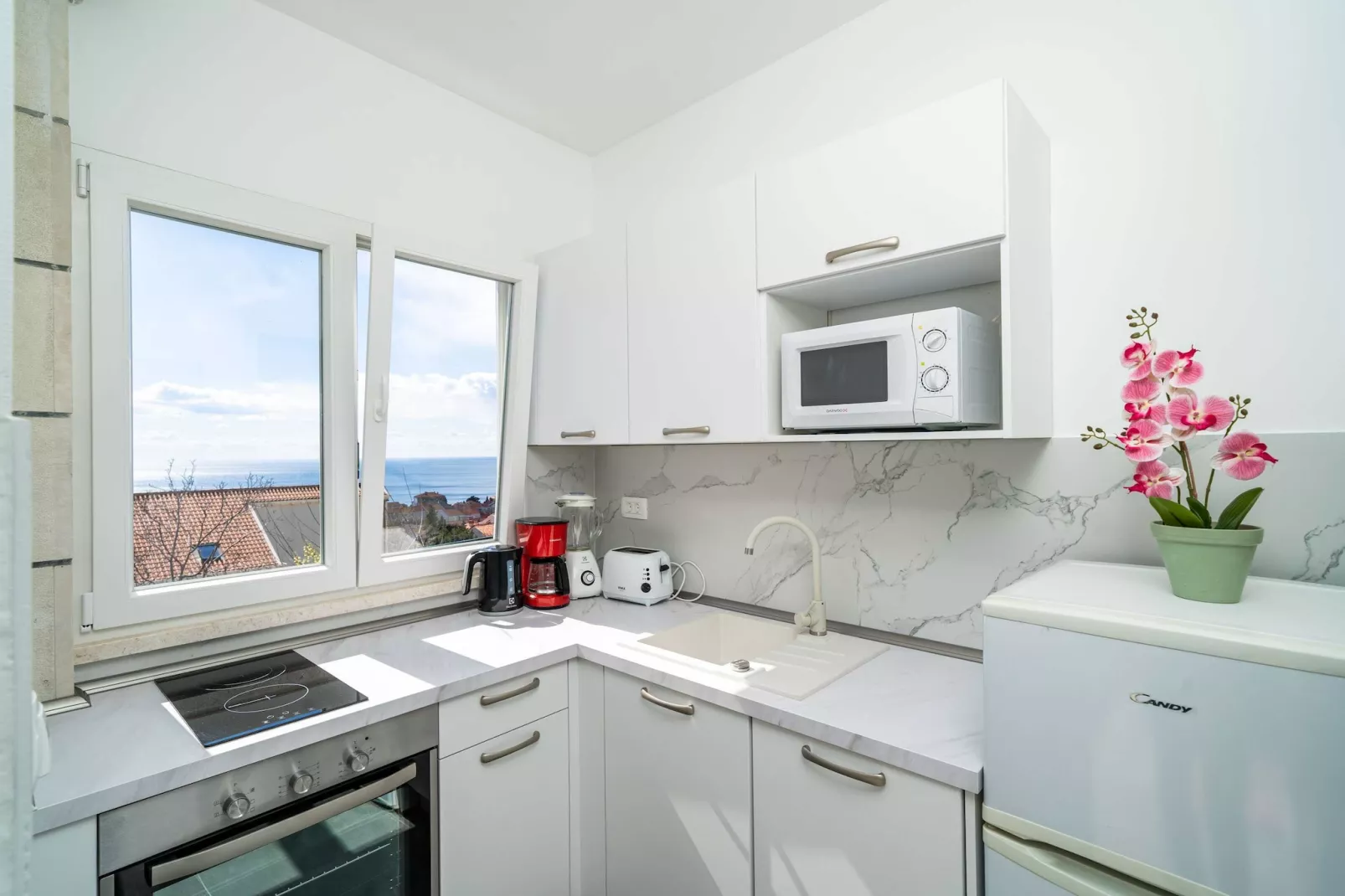 Apartment Debos - One-Bedroom Apartment with Balcony and Sea View-Keuken