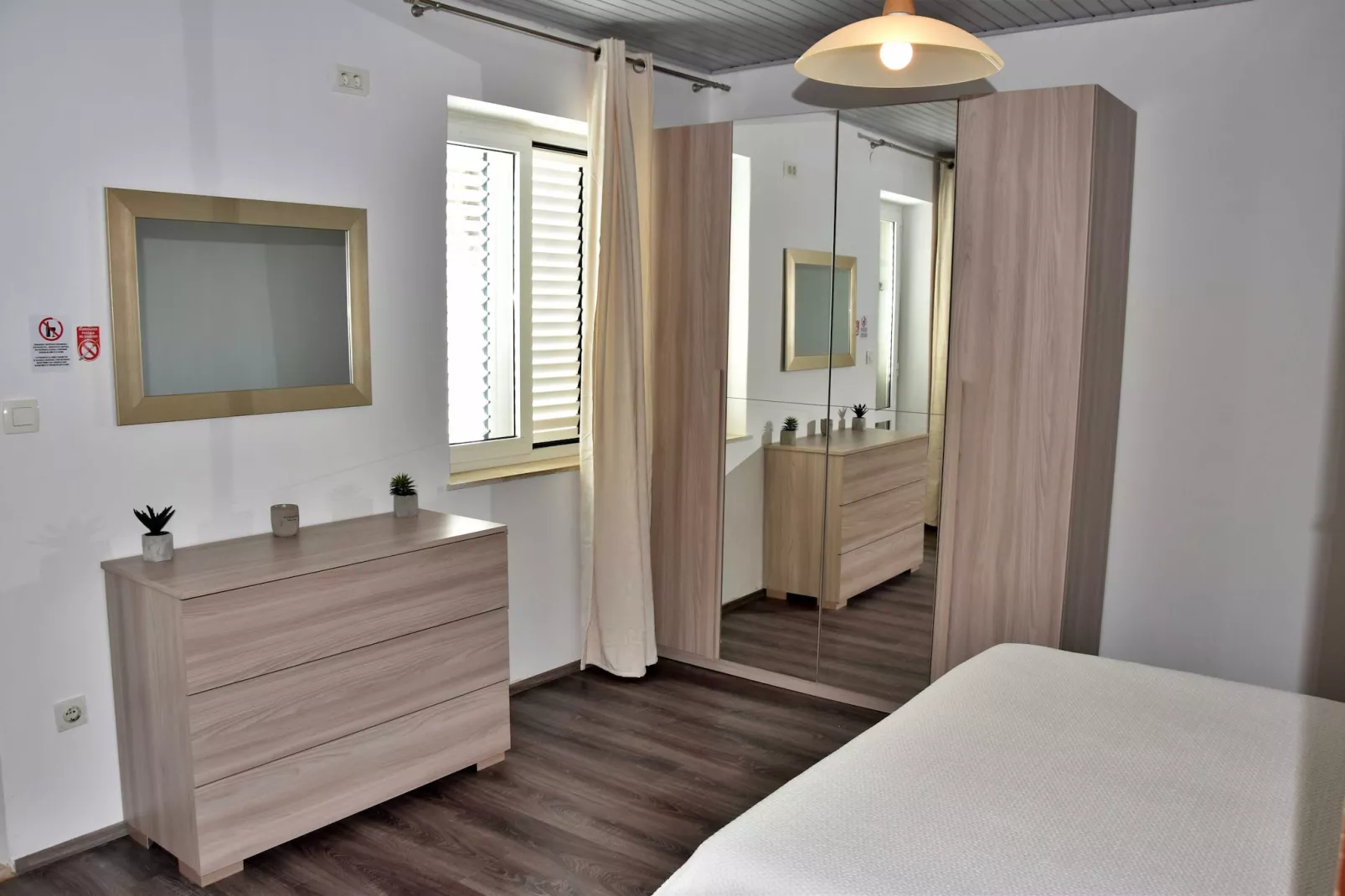 Apartments Aurelia - Double Room with Balcony and Sea View-Slaapkamer